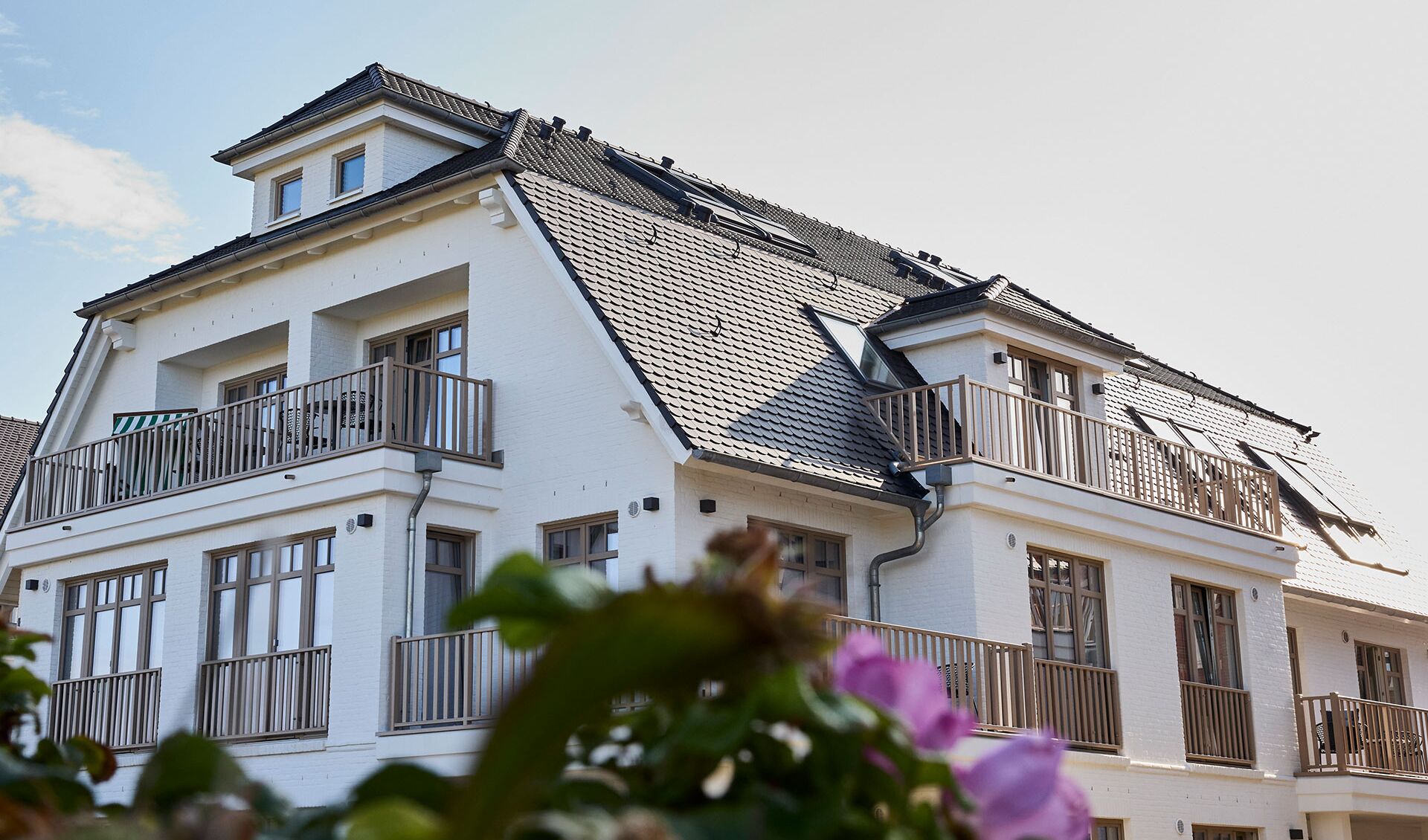 Architektur des DAS LORNSEN mit heller Fassade und Balkonen